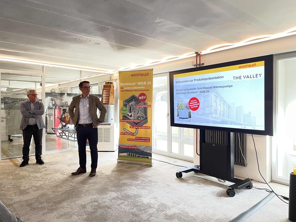 Patrick Schär und CEO Thomas Rusch von Weishaupt begrüssen am 18.11.2025 in Kemptthal zur Produktepräsentation WGB 20.